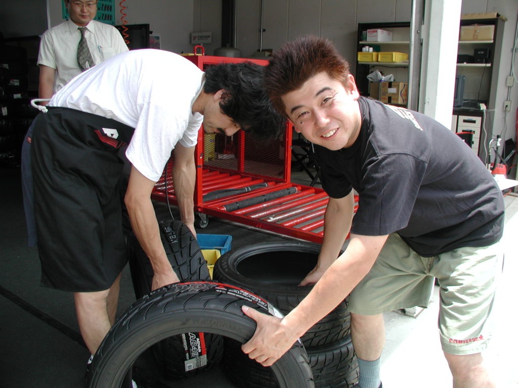 今年からレインタイヤが変更になったため、YOKOHAMAで新品に交換してもらった。