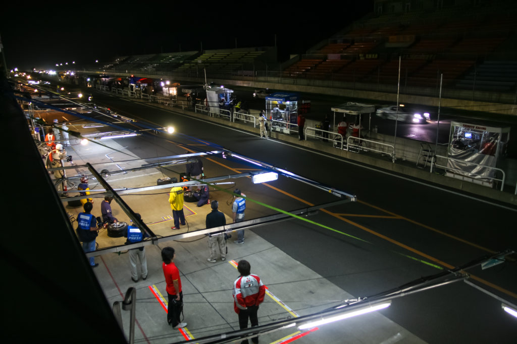普通のレースでは見られない深夜のサーキット風景。