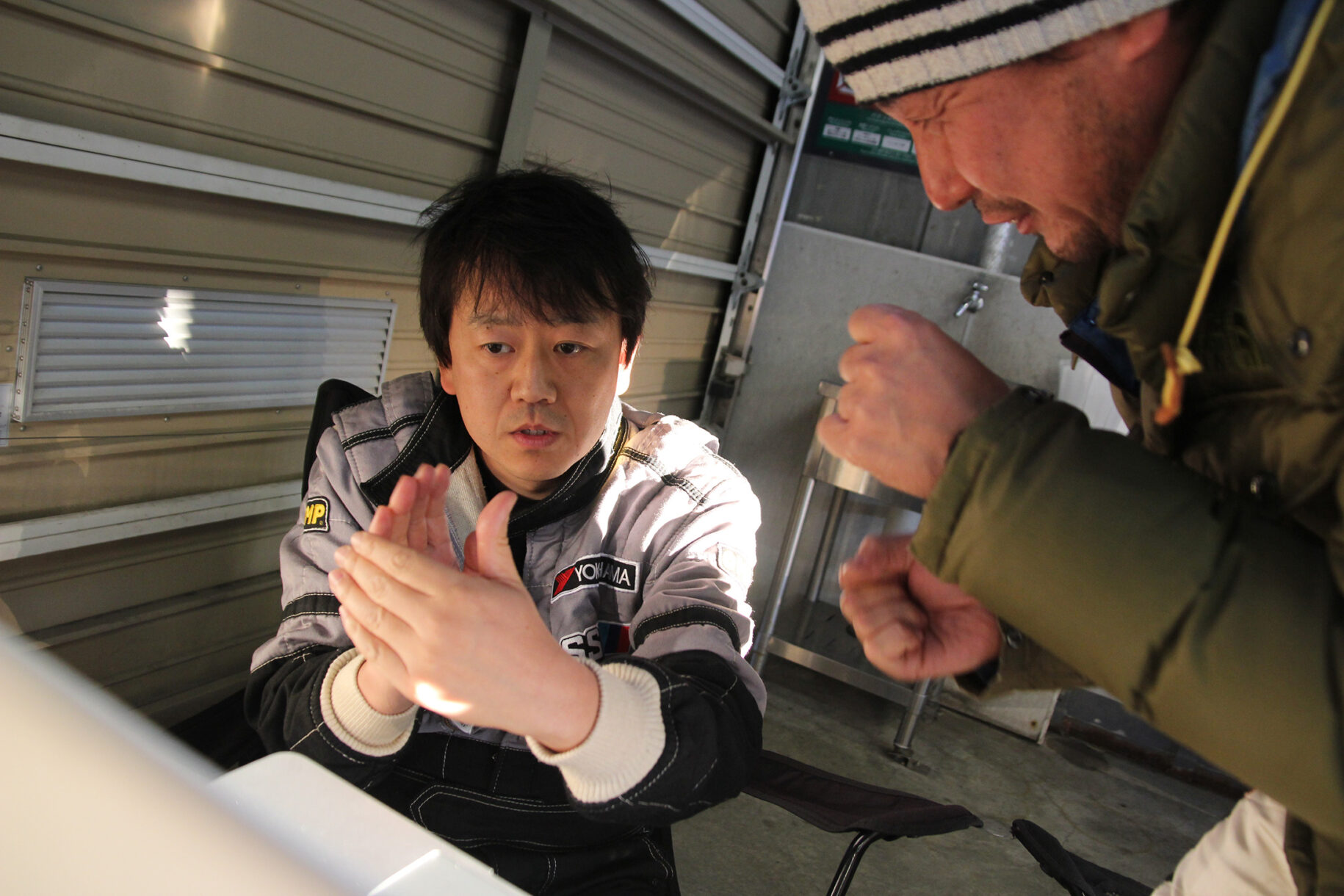 チームメイト・Car Topの石田さんもゴッツと入念に最終戦対策を練ります。